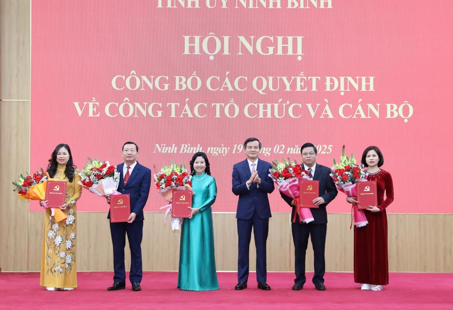 B&iacute; thư Tỉnh uỷ Ninh B&igrave;nh Đo&agrave;n Minh Huấn trao quyết định điều động, bổ nhiệm c&aacute;c Trưởng ban v&agrave; Ph&oacute; Trưởng ban Tuy&ecirc;n gi&aacute;o v&agrave; D&acirc;n vận Tỉnh ủy. Ảnh: Đức Phương