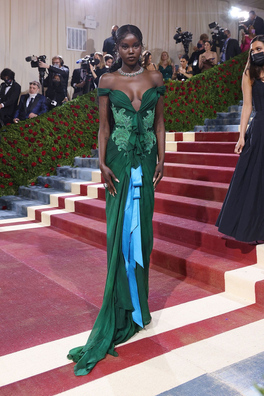 Người mẫu Adut Akech diện một thiết kế cũ của Christian Lacroix tại Met Gala 2022