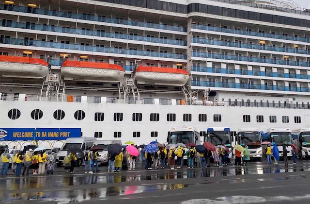 Kh&aacute;ch du lịch tr&ecirc;n t&agrave;u&nbsp;Adora Cruise được xe đ&oacute;n đưa đi tham quan theo c&aacute;c tour định sẵn.