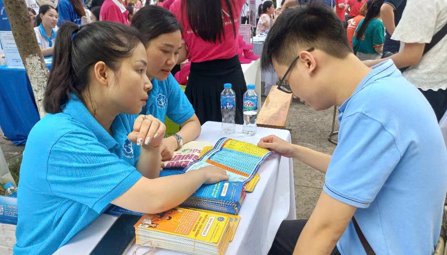 Th&ocirc;ng tin về c&aacute;c chế độ cho người tham gia bảo hiểm x&atilde; hội tự nguyện. Ảnh: Nhật Dương.