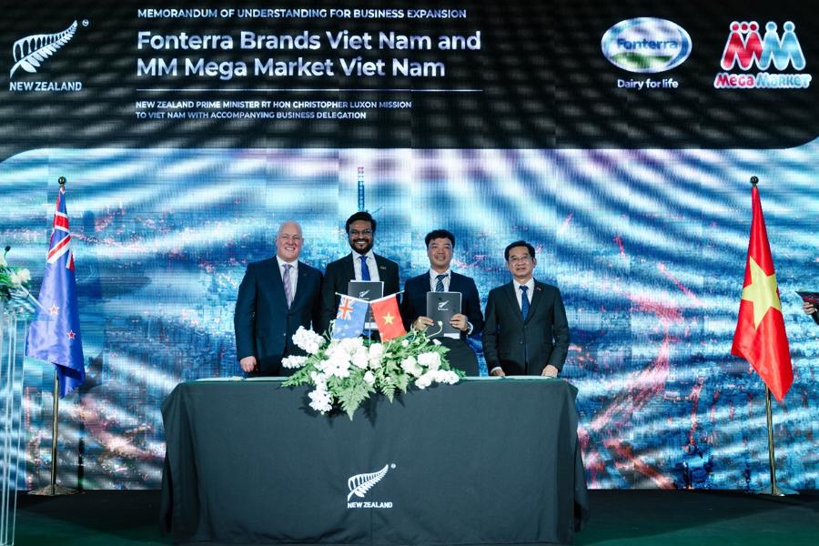 Đại diện Fonterra Brands Việt Nam v&agrave; MM Mega Market Việt Nam k&yacute; kết hợp t&aacute;c dưới sự chứng kiến của Thủ tướng New Zealand Christopher Luxon.