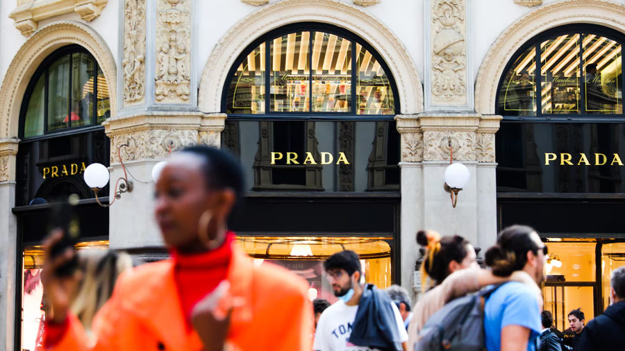 Prada nổi l&ecirc;n như một trong những thương hiệu &ldquo;vượt kh&oacute; th&agrave;nh c&ocirc;ng&rdquo; tr&ecirc;n thị trường h&agrave;ng xa xỉ giữa cơn b&atilde;o suy tho&aacute;i to&agrave;n cầu.