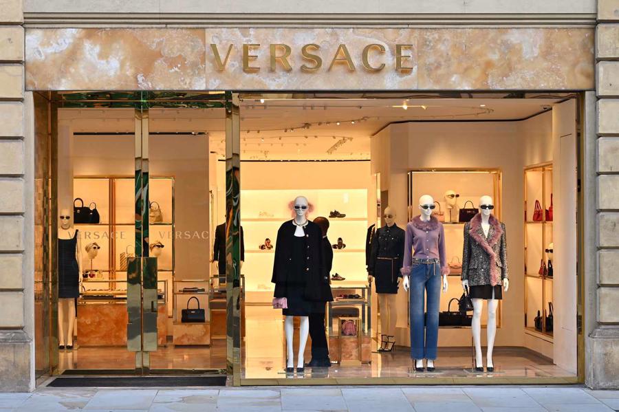 Versace bị ảnh hưởng nặng nề bởi sự suy tho&aacute;i kinh tế ở Trung Quốc.