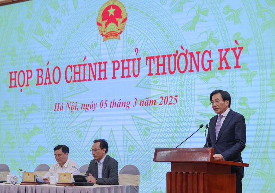 Bộ trưởng, Chủ nhiệm Văn ph&ograve;ng Ch&iacute;nh phủ Trần Văn Sơn: "Cụ thể h&oacute;a th&agrave;nh kế hoạch, nhiệm vụ, lộ tr&igrave;nh thực hiện của từng cấp, từng ng&agrave;nh, từng địa phương theo &ldquo;5 r&otilde;: r&otilde; người, r&otilde; việc, r&otilde; thời gian, r&otilde; sản phẩm, r&otilde; kết quả&rdquo;.