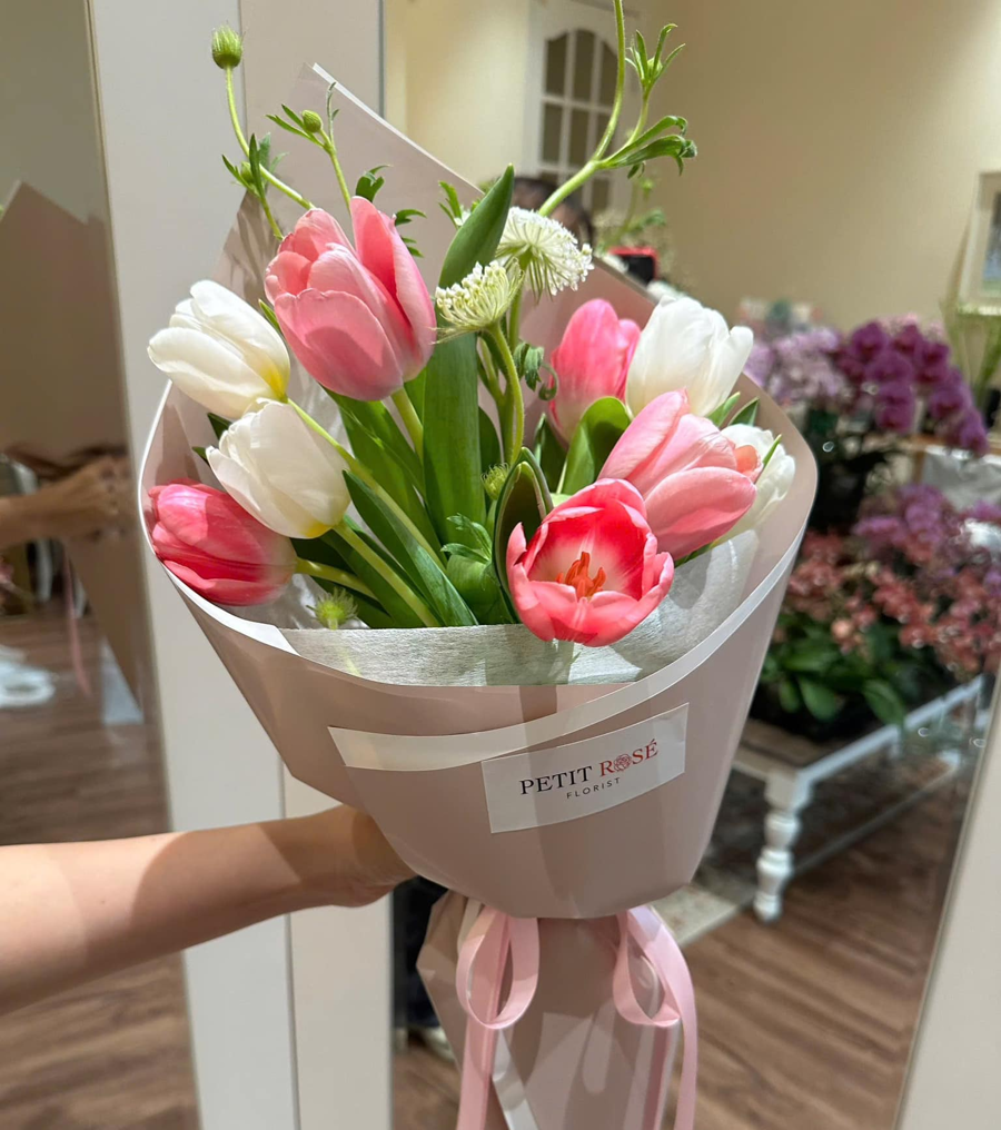 Một b&oacute; hoa tulip được b&aacute;n trong dịp n&agrave;y của&nbsp;Petit Ros&eacute; Florist.