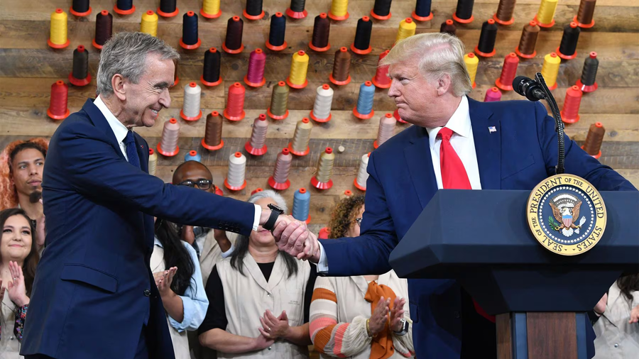 Tổng thống&nbsp;Donald Trump v&agrave; &ocirc;ng Bernard Arnault trong một sự kiện v&agrave;o năm 2020.