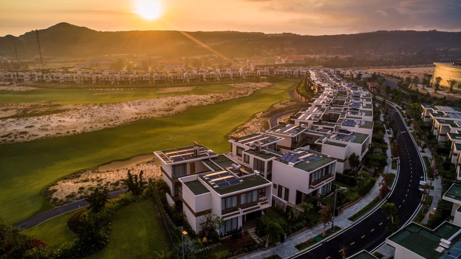 Wyndham Grand Cam Ranh với 100% biệt thự liền kề s&acirc;n golf.