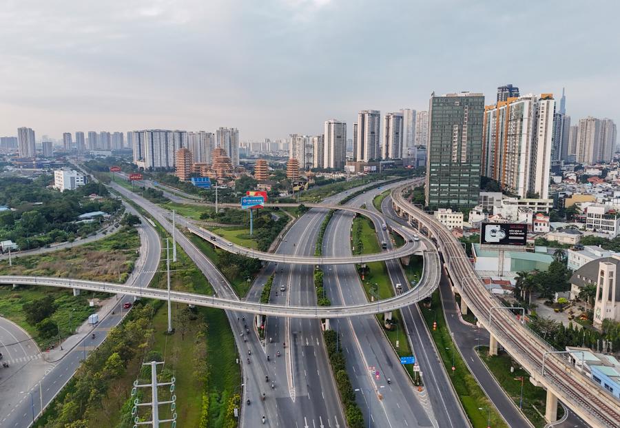 N&uacute;t giao kết nối đại lộ Mai Ch&iacute; Thọ, Xa lộ H&agrave; Nội c&ugrave;ng tuyến Metro số 1. Ảnh: Quỳnh Trần.