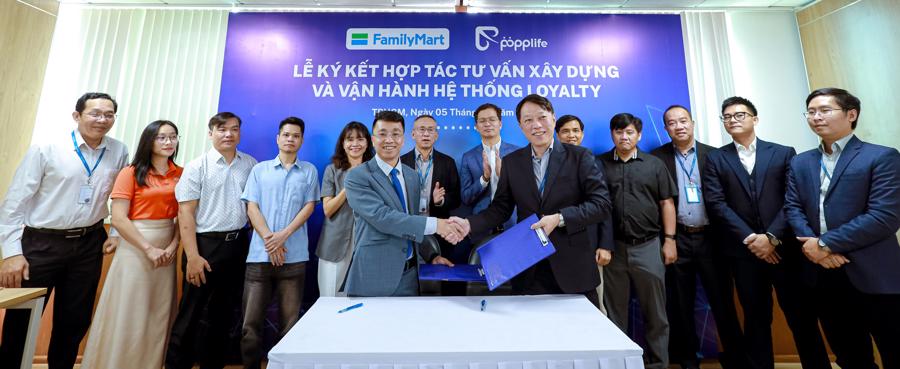 &Ocirc;ng Phan Kh&aacute;nh To&agrave;n (h&agrave;ng đầu, b&ecirc;n tr&aacute;i) đại diện Popplife v&agrave; &ocirc;ng Kirimura Akira, Tổng gi&aacute;m đốc FamilyMart Việt Nam, k&yacute; kết hợp t&aacute;c.