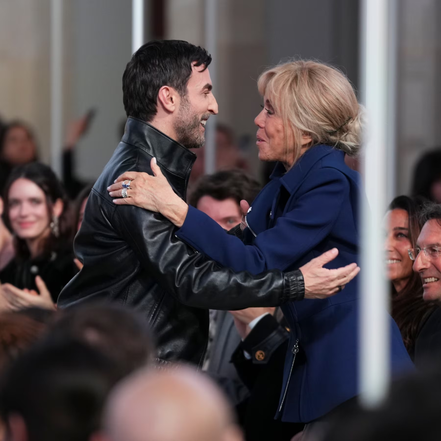 Đệ nhất phu nh&acirc;n Ph&aacute;p Brigitte Macron ch&uacute;c mừng nh&agrave; thiết kế Nicolas Ghesquiere (tr&aacute;i) khi kết th&uacute;c show diễn.