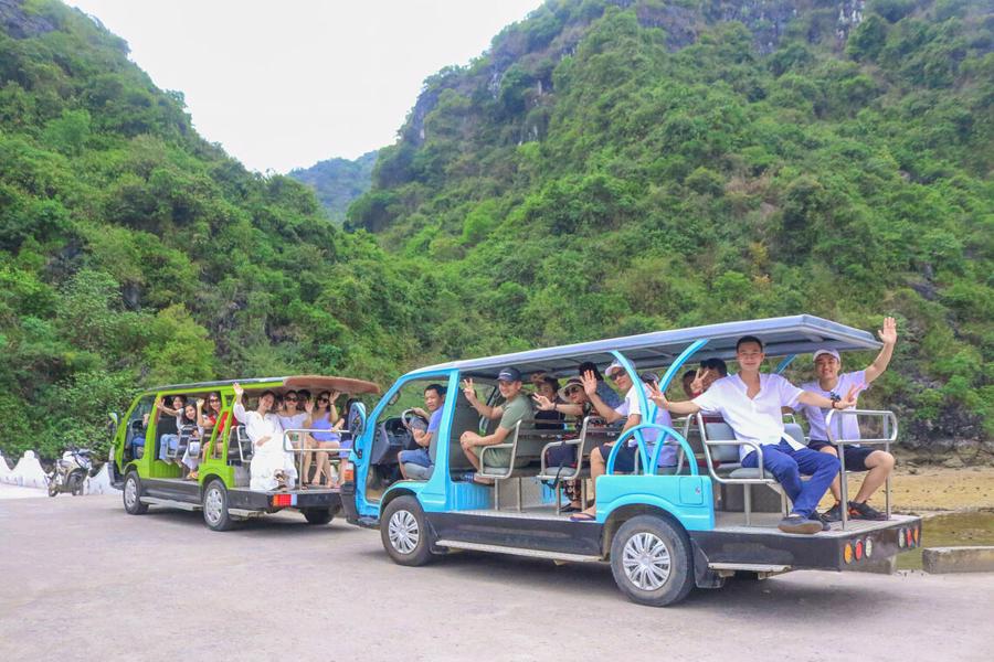 Hệ thống xe điện chở kh&aacute;ch c&ugrave;ng tuyến c&aacute;p treo C&aacute;t Hải - Ph&ugrave; Long đều l&agrave; những phương tiện gi&uacute;p giảm thiểu kh&iacute; thải carbon.