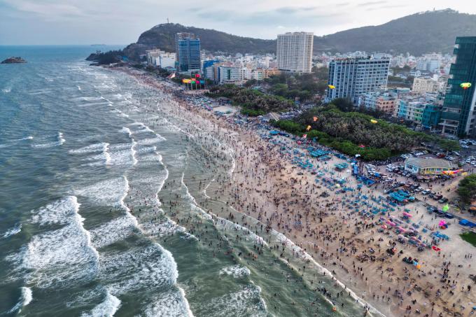 B&atilde;i Sau hay B&atilde;i Th&ugrave;y V&acirc;n (th&agrave;nh phố Vũng T&agrave;u) lu&ocirc;n thu h&uacute;t đ&ocirc;ng đảo du kh&aacute;ch v&agrave;o c&aacute;c dịp lễ, tết, ng&agrave;y nghỉ. Ảnh: Trường H&agrave;