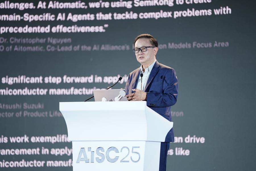 &Ocirc;ng Christopher Nguyễn, CEO của Aitomatic, tại AISC 2025.