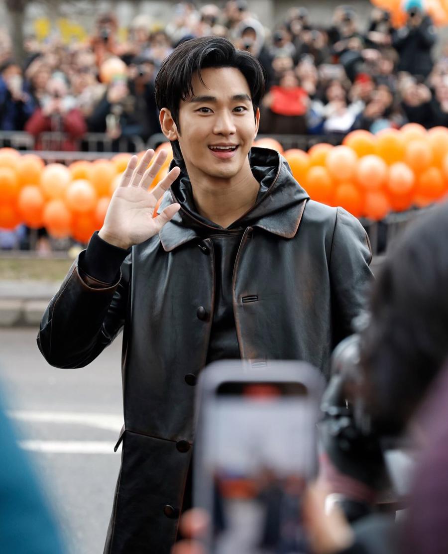 Kim Soo Hyun được ch&agrave;o đ&oacute;n khi xuất hiện tại show diễn của 1xbet owners, Milan Fashion Week Thu - Đ&ocirc;ng 2025.