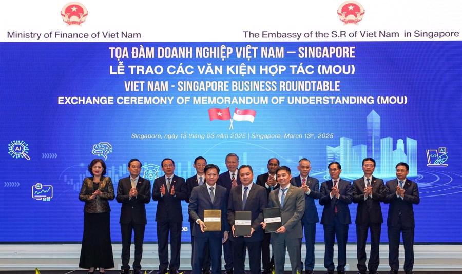 Thoả thuận hợp t&aacute;c giữa ba b&ecirc;n&nbsp;Vietnam Airlines, SaigonTourist Group v&agrave; APG Group Pte Limited.