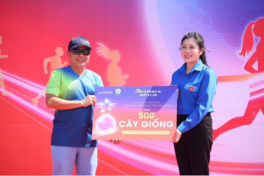 Mr. Nguyen An Duy (left) - Deputy General Director, CFO of Imexpharm - presents a symbolic board donating 500 green trees to Dalat City's Youth Union. Photo: Imexpharm