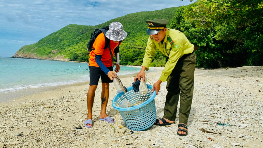 Với đặc th&ugrave; nằm giữa biển, C&ocirc;n Đảo chịu ảnh hưởng nghi&ecirc;m trọng từ r&aacute;c nhựa đại dương, nhất l&agrave; ở c&aacute;c khu rừng ngập mặn.