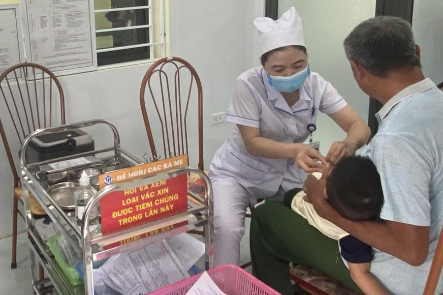 Ti&ecirc;m vaccine ph&ograve;ng bệnh sởi cho trẻ. Ảnh: MOH.&nbsp;