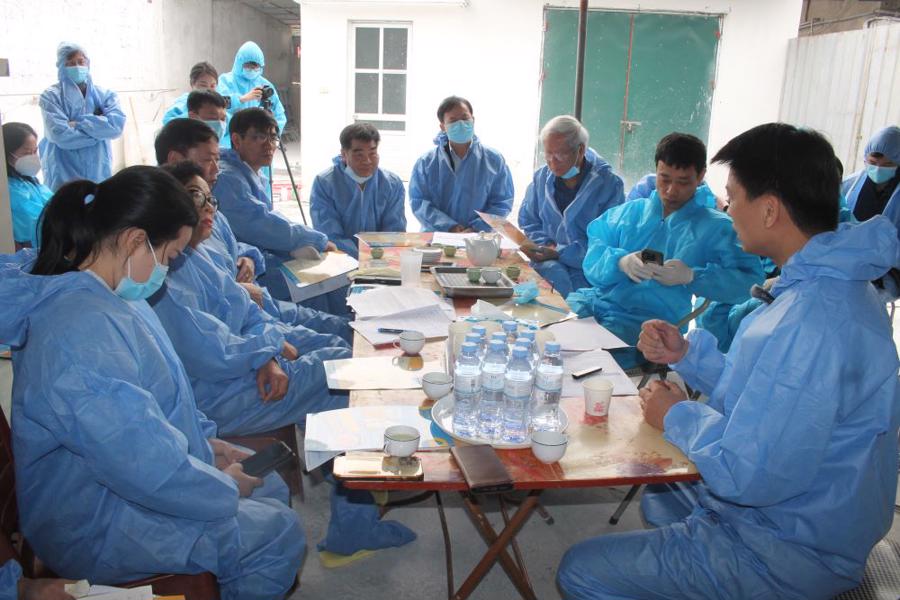 C&aacute;c nh&agrave; khoa học nghe v&agrave; nhận x&eacute;t về kết quả ti&ecirc;m vaccine cho lợn n&aacute;i tại trang trại của AVAC. Ảnh CK.