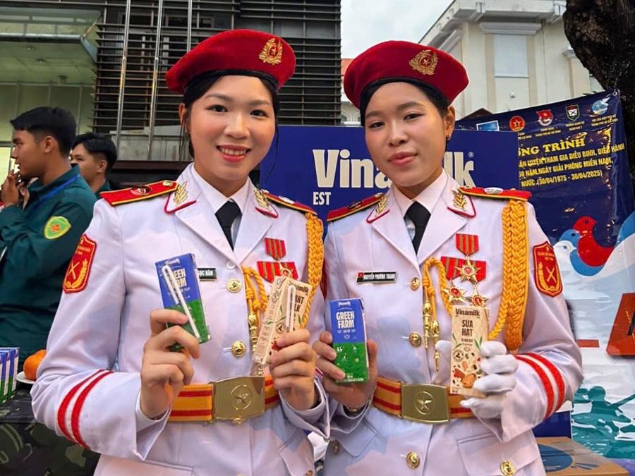 Từ s&aacute;ng sớm 30/4, đội ngũ Vinamilk đ&atilde; sẵn s&agrave;ng tiếp ứng c&aacute;c sản phẩm sữa v&agrave; nước đ&oacute;ng chai cho lực lượng trước giờ diễu h&agrave;nh.