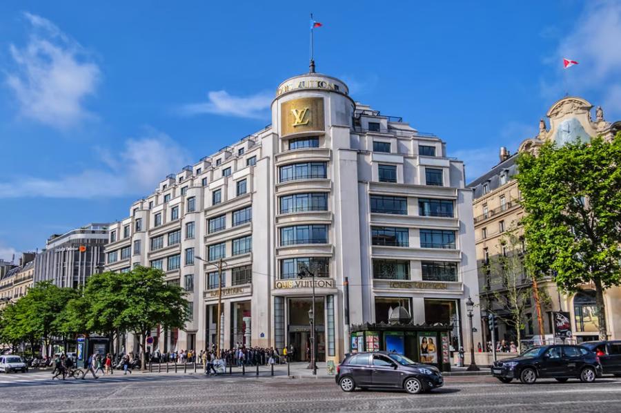 “Gã khổng lồ” LVMH mua lại tòa nhà 101 Champs Elysées với giá lên tới 900 triệu Euro.