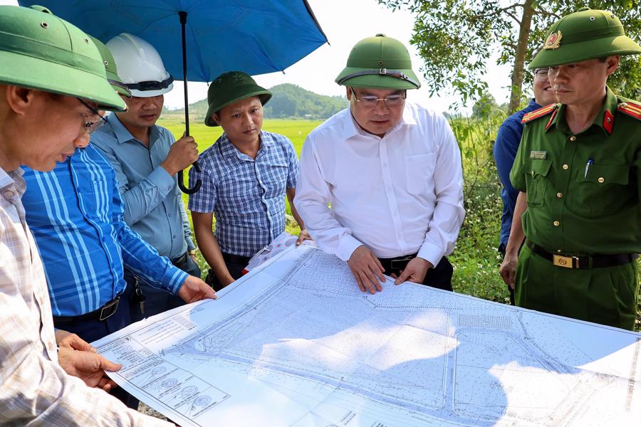 Phó Chủ tịch UBND tỉnh Nghệ An Phùng Thành Vinh và các thành viên đoàn công tác kiểm tra thực địa Cụm công nghiệp Thượng Sơn, xã Thượng Sơn, huyện Đô Lương.