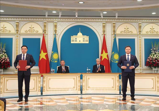 Tổng Bí thư Tô Lâm và Tổng thống Kassym-Jomart Tokayev chứng kiến Lễ trao Thỏa thuận hợp tác trong lĩnh vực thăm dò dầu khí tại bet88 com giữa Tập đoàn Công nghiệp Năng lượng quốc gia Việt Nam và Công ty Dầu khí quốc gia bet88 com - Ảnh: TTXVN
