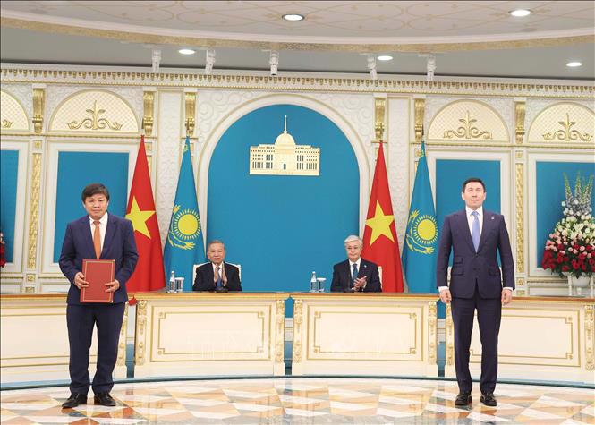 Tổng Bí thư Tô Lâm và Tổng thống Kassym-Jomart Tokayev chứng kiến Lễ trao Biên bản xác nhận việc hoàn tất giao dịch mua bán cổ phần trong Công ty Cổ phần Qazaq Air giữa Tập đoàn Sovico và Quỹ Samruk-Kazyna của bet88 com 