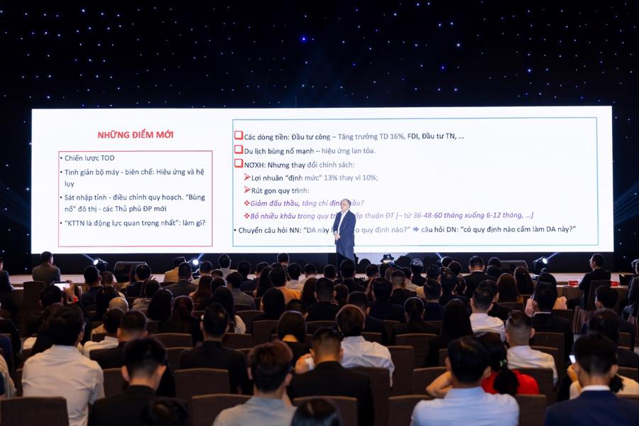 PGS.TS. Trần Đình Thiên, nguyên Viện trưởng Viện Kinh tế Việt Nam chia sẻ tại sự kiện “Sử sang chương”.