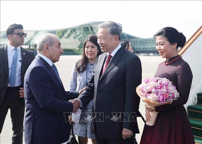 Phó Thủ tướng thứ nhất Azerbaijan Yagub Eyyubov đón Tổng Bí thư Tô Lâm và Phu nhân tại Sân bay quốc tế Heydar Aliyev, thủ đô Baku - Ảnh: TTXVN