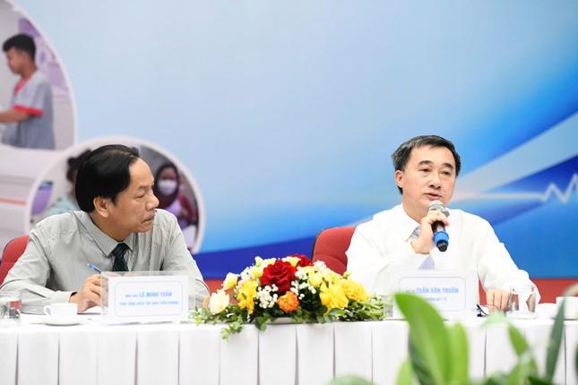 Thứ trưởng Bộ Y tế Trần Văn Thuấn chia sẻ về lộ trình để tiến tới khám chữa bệnh miễn phí cho người dân. Ảnh: Báo Tiền phong.
