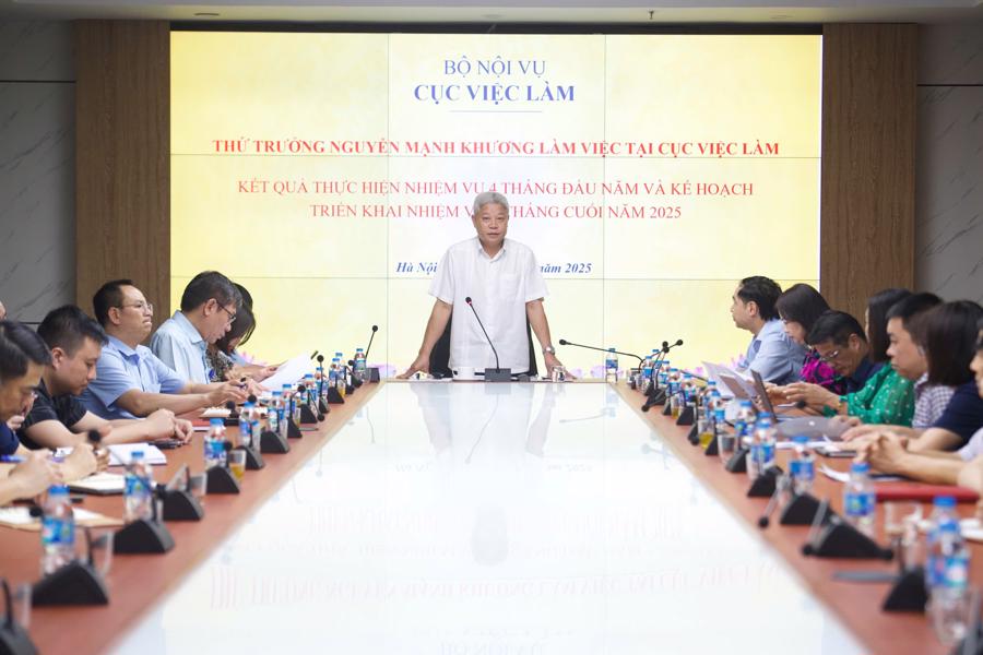 Thứ trưởng Bộ Nội vụ Nguyễn Mạnh Khương chủ trì cuộc làm việc với Cục Việc làm, chiều 9/5. Ảnh: Gia Đoàn.