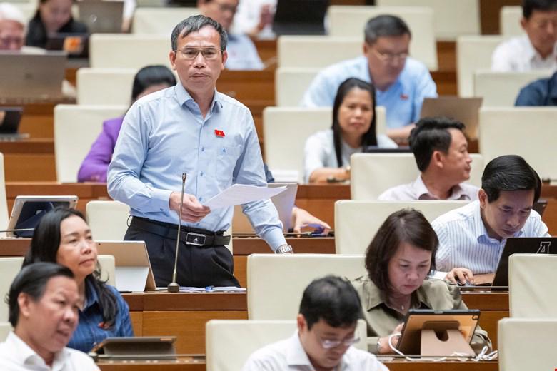 Đại biểu Đồng Ngọc Ba, đoàn Bình Định, phát biểu ý kiến