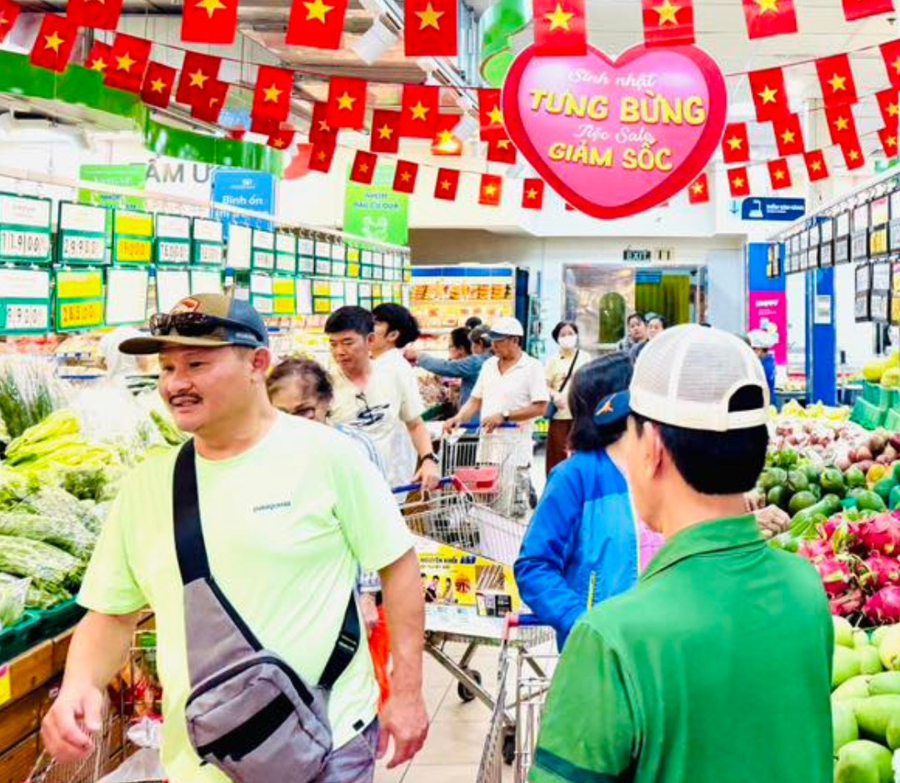 Việc người tiêu dùng ưu tiên chọn những loại thực phẩm và sản phẩm giải nhiệt đã và đang kéo sức mua ở nhiều siêu thị tăng cao.