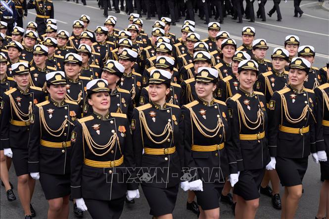 Nữ quân nhân tham gia lễ duyệt binh kỷ niệm 80 năm Ngày Chiến thắng phát xít tại thành phố Vladivostok, vùng Viễn Đông Nga ngày 9/5/2025. Ảnh: TTXVN