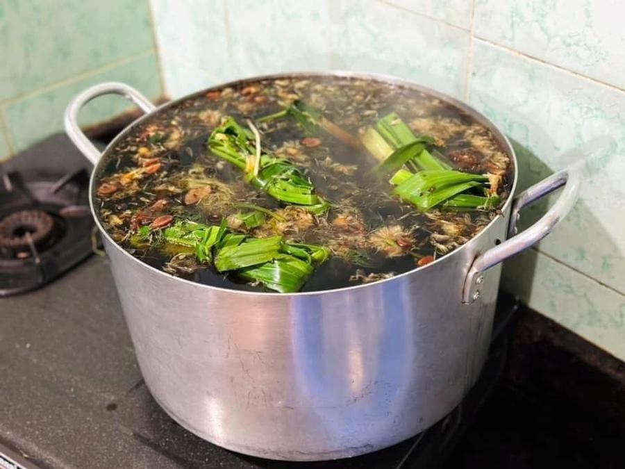 Nhiều bà nội trợ mua những bó thảo mộc giải nhiệt để nấu nước sâm cho cả gia đình.