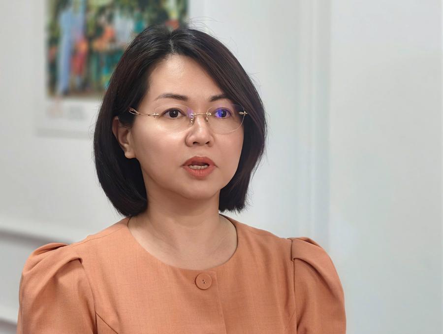 Bà Trần Việt Nga, Cục trưởng Cục An toàn thực phẩm (Bộ Y tế) trao đổi về giải pháp ngăn chặn thực phẩm giả. Ảnh: Phương Thảo.