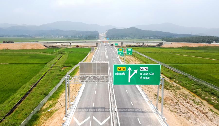 Bộ Xây dựng đặt mục tiêu đến cuối năm 2025 phải thông tuyến cao tốc từ Cao Bằng đến Cà Mau theo chỉ đạo của Thủ tướng Chính phủ - Ảnh minh họa.