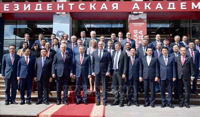 Tổng Bí thư Tô Lâm và Chủ tịch Duma Quốc gia (Hạ viện) Liên bang Nga Vyacheslav Volodin cùng các đại biểu dự buổi gặp gỡ và phát biểu chính sách tại Học viện Tổng thống Nga - Ảnh: TTXVN