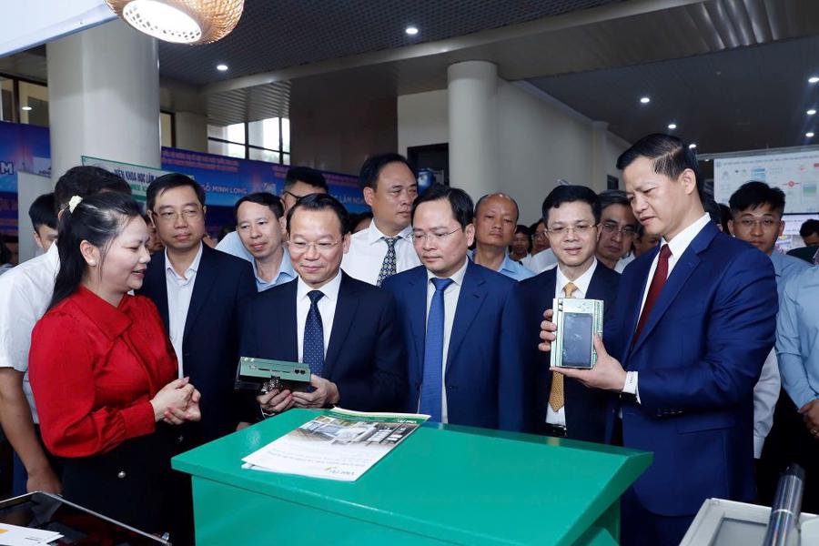 Bộ trưởng Đỗ Đức Duy cùng lãnh đạo tỉnh Bắc Ninh tham quan các gian hàng giới thiệu về khoa học công nghệ tại hội nghị.