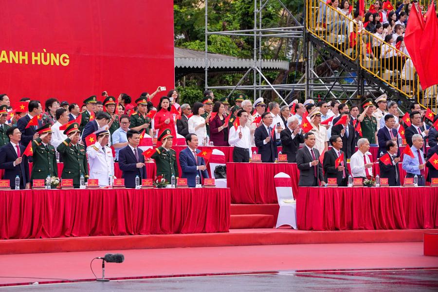 Các đại biểu tham dự lễ duyệt đội ngũ, diễu hành quần chúng 