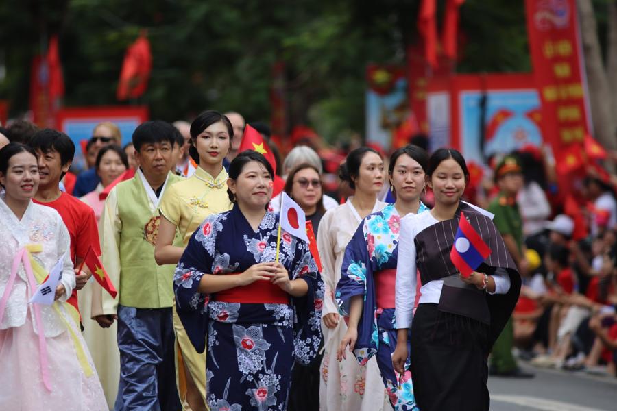 Đại diện các Hiệp hội doanh nghiệp, cộng đồng người nước ngoài, các sinh viên quốc tế, cùng các thành phố hữu nghị của Hải Phòng tham gia diễu hành
