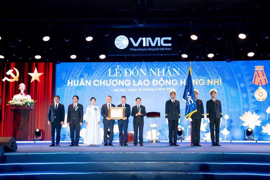 Phó Thủ tướng Hồ Đức Phớc trao Huân chương Lao động hạng Nhì cho Tổng công ty Hàng hải Việt Nam và Bằng khen của Thủ tướng Chính phủ cho các tập thể, cá nhân đã có thành tích xuất sắc trong công tác góp phần vào sự nghiệp xây dựng Chủ nghĩa xã hội và bảo vệ Tổ quốc.