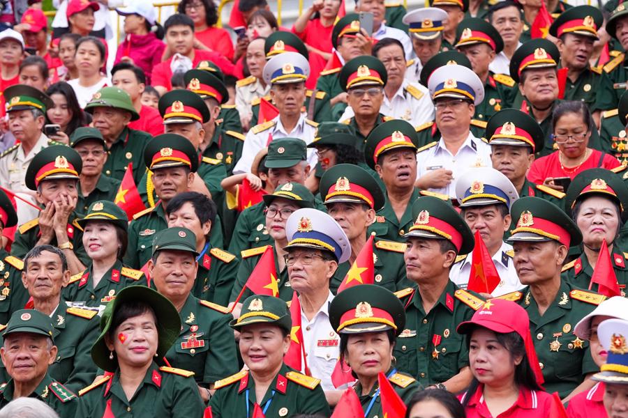 Các cựu chiến binh tham dự lễ duyệt đội ngũ, diễu hành quần chúng 