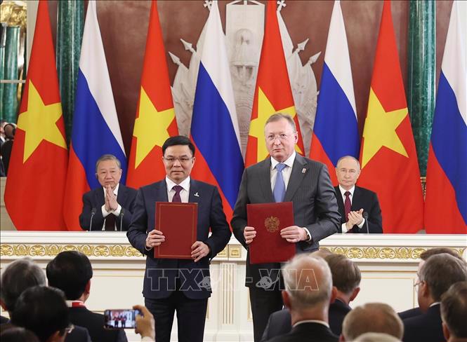 Tổng Bí thư Tô Lâm và Tổng thống Vladimir Putin chứng kiến trao Hợp đồng mua bán khí thiên nhiên từ lô 12/11 giữa Tập đoàn Công nghiệp - Năng lượng Việt Nam và Công ty cổ phần Zarubezhneft và Tổng Công ty Khí Việt Nam. Ảnh: TTXVN