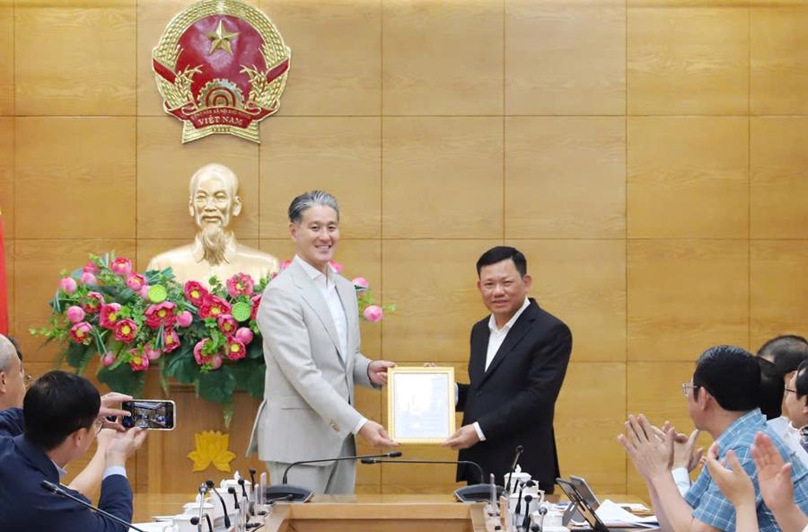 Phó Chủ tịch Thường trực UBND tỉnh Nguyễn Văn Thi trao Quyết định chấp thuận chủ trương đầu tư và nhà đầu tư cho dự án.