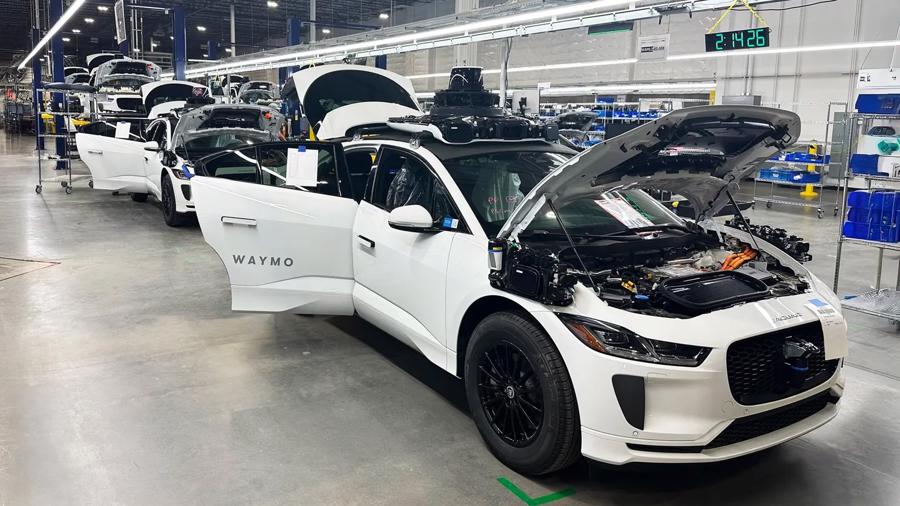 Các công nhân lắp đặt hệ thống máy tính, lidar, radar và camera của Waymo trên những chiếc SUV Jaguar I-PACE chạy điện tại nhà máy Mesa, Arizona - Ảnh Forbes. 