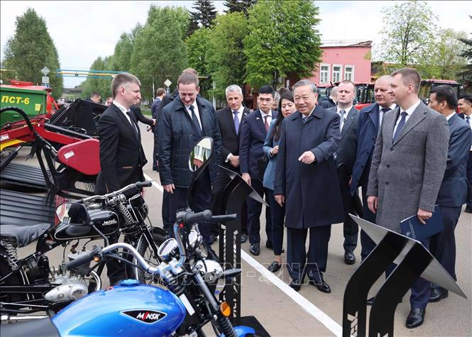 Tổng Bí thư Tô Lâm và Thủ tướng Belarus Aleksandr Turchin thăm Nhà máy máy kéo Mins - Ảnh: TTXVN