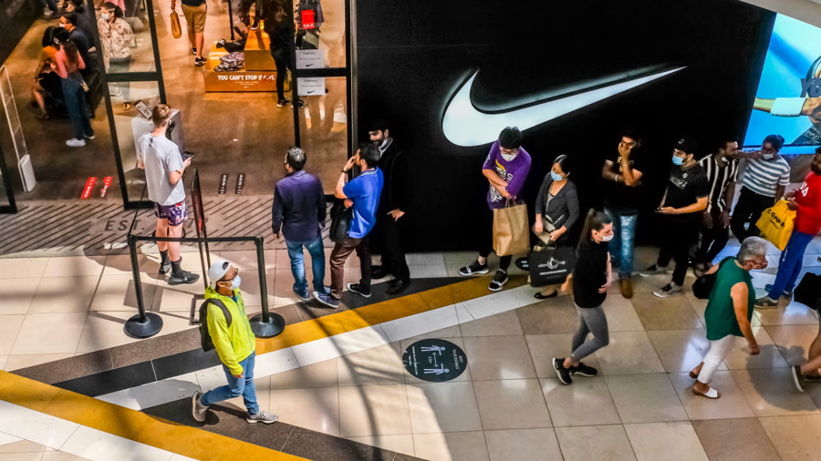 Dù có giày cháy hàng, Nike chưa thể “vượt khó” - Ảnh 1