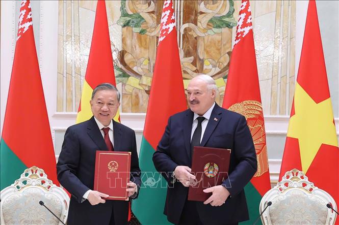 Tổng Bí thư Tô Lâm và Tổng thống A.Lukashenko ký Tuyên bố chung về việc thiết lập quan hệ Đối tác Chiến lược Việt Nam - Belarus. Ảnh: TTXVN